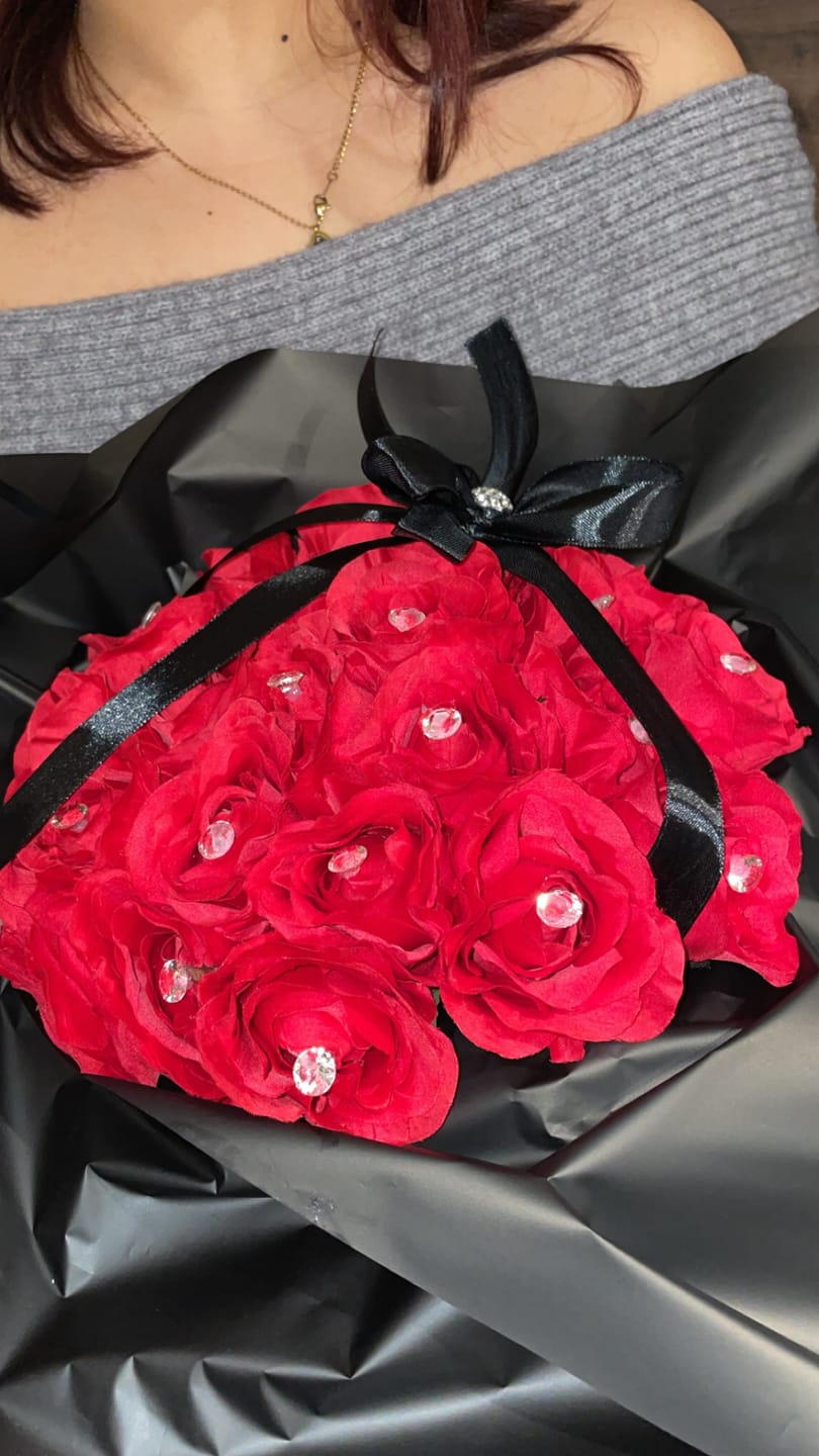 Customer photo review of 24 Red Forever Roses Black