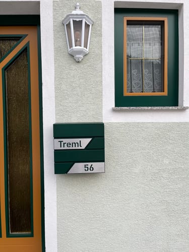 Customer photo review of AlbersDesign Briefkasten B1 in WUNSCHFARBE personalisiert mit Edelstahl-Schildern