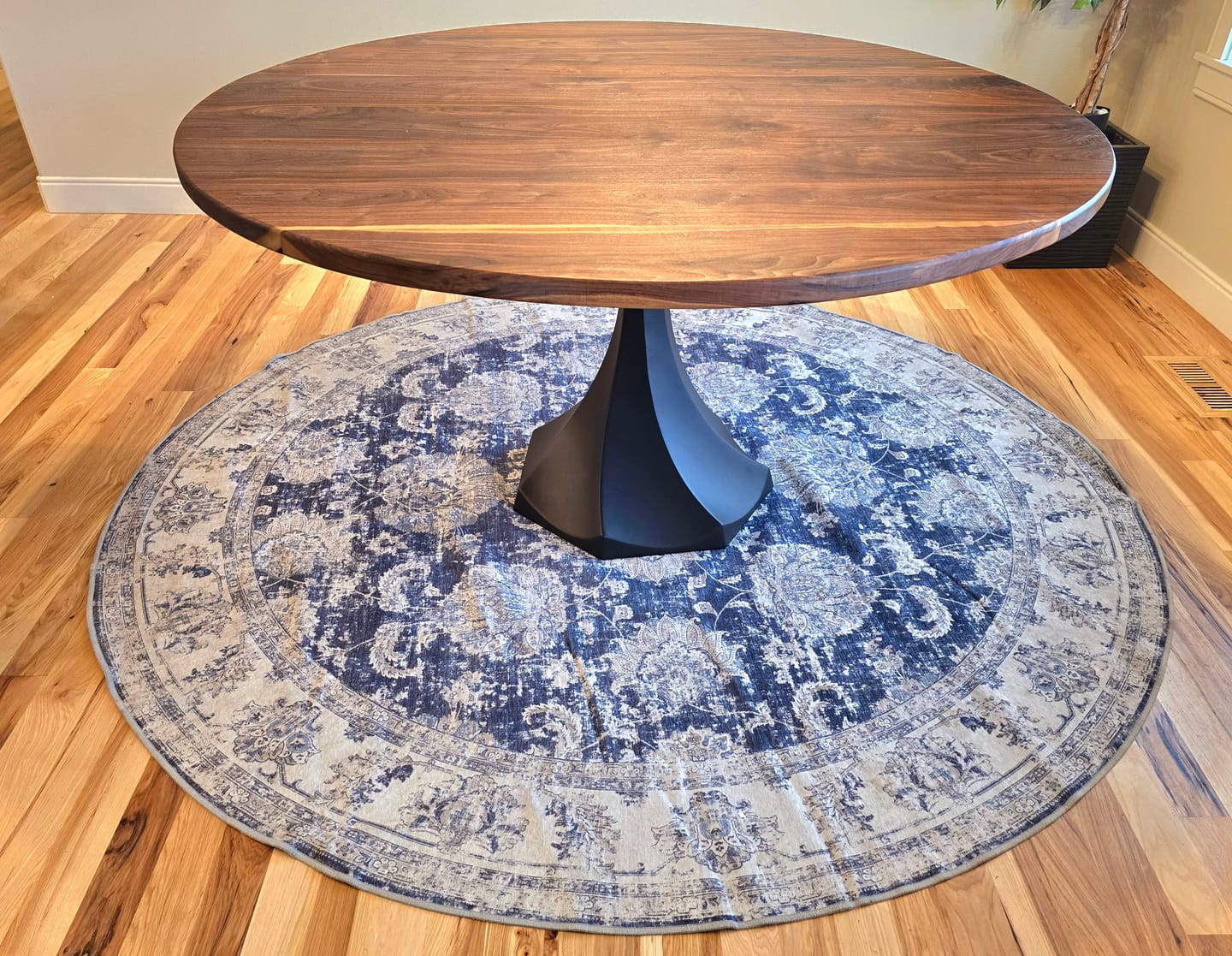 Customer photo review of Table Base 311S Lithe 28H Tulip Legs - Heavy Duty