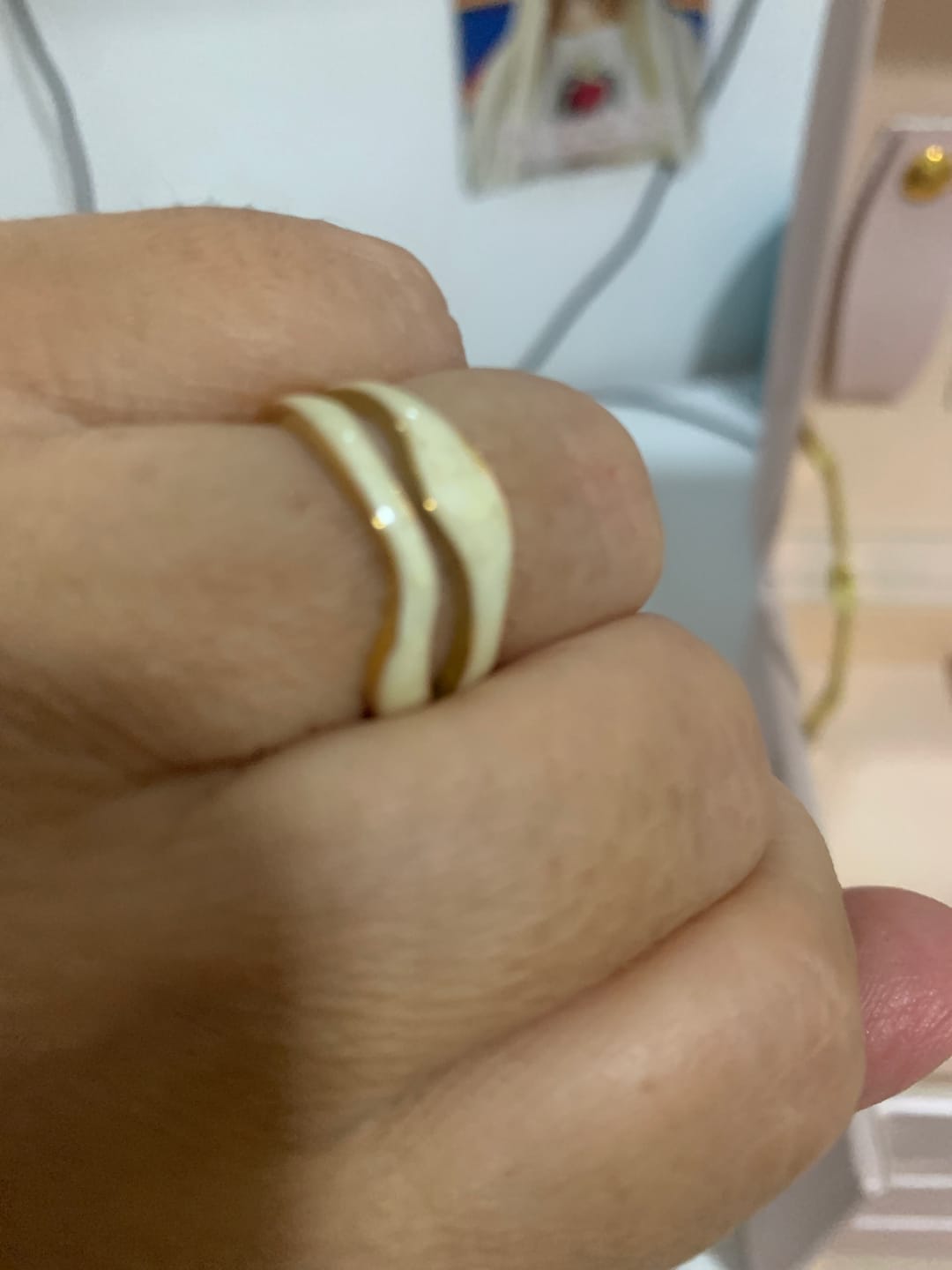 Customer photo review of Anel Abstrato Madrepérola Ajustável Banho em Ouro 18k
