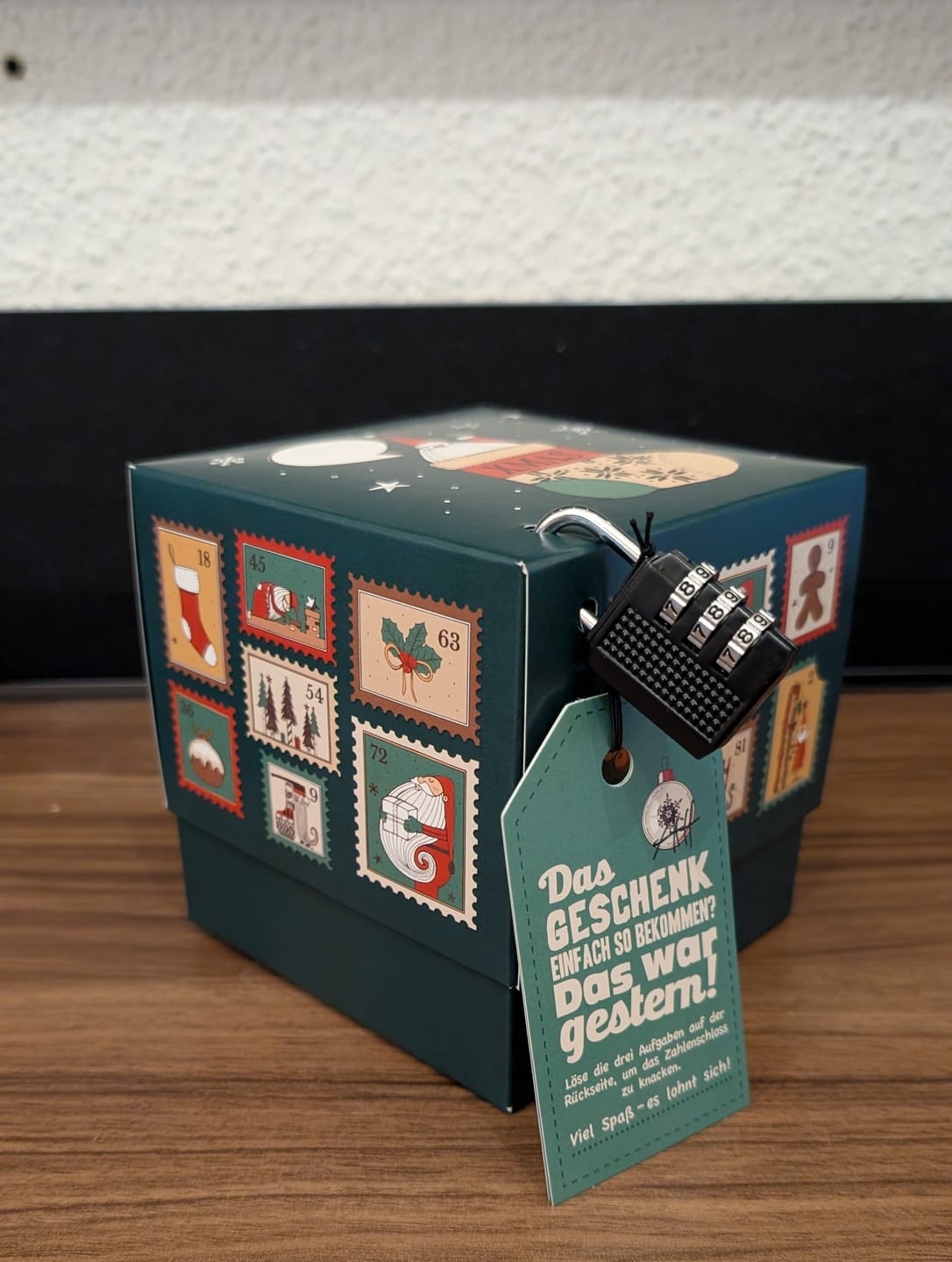 Customer photo review of Rätselfaltbox Weihnachtliche Briefmarken – Originelles Weihnachtsgeschenk - Größe S (12cm)