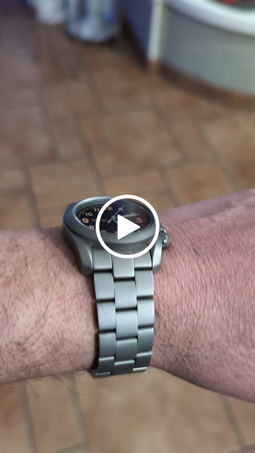 Customer video review of VOYAGER - 100M Waterproof Titanium Automatic Field Watch | Volcanic Gray-bracelet