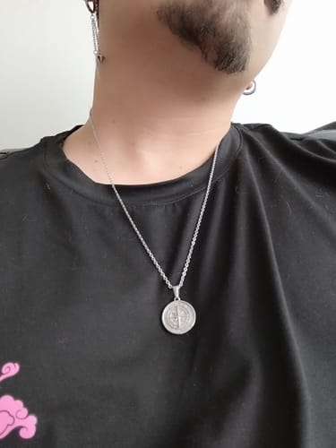 Reseña con foto de un cliente sobre Compass Pendant