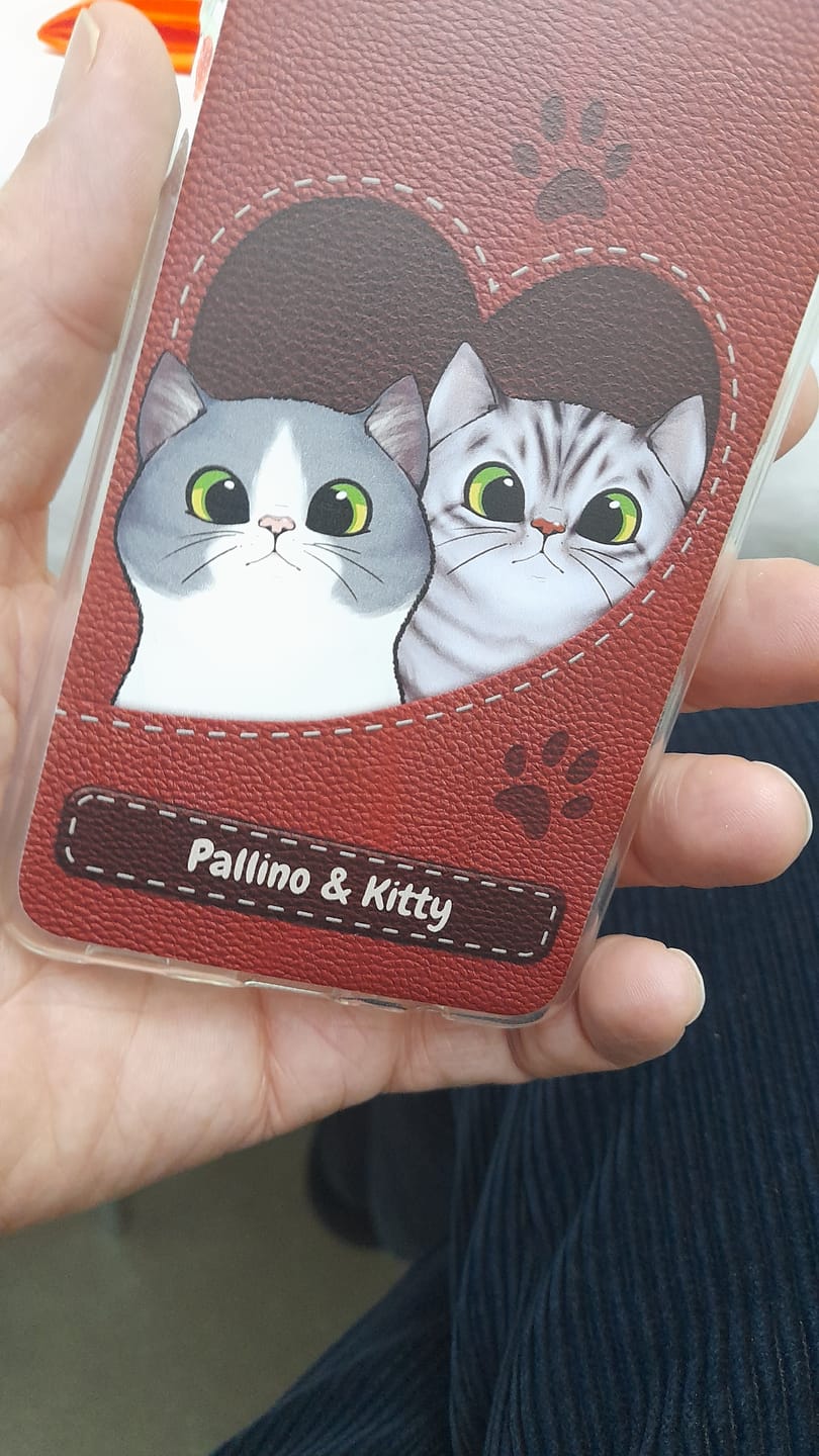 Customer photo review of Gatto con cuore aspetto similpelle - Custodia per il telefono personalizzata