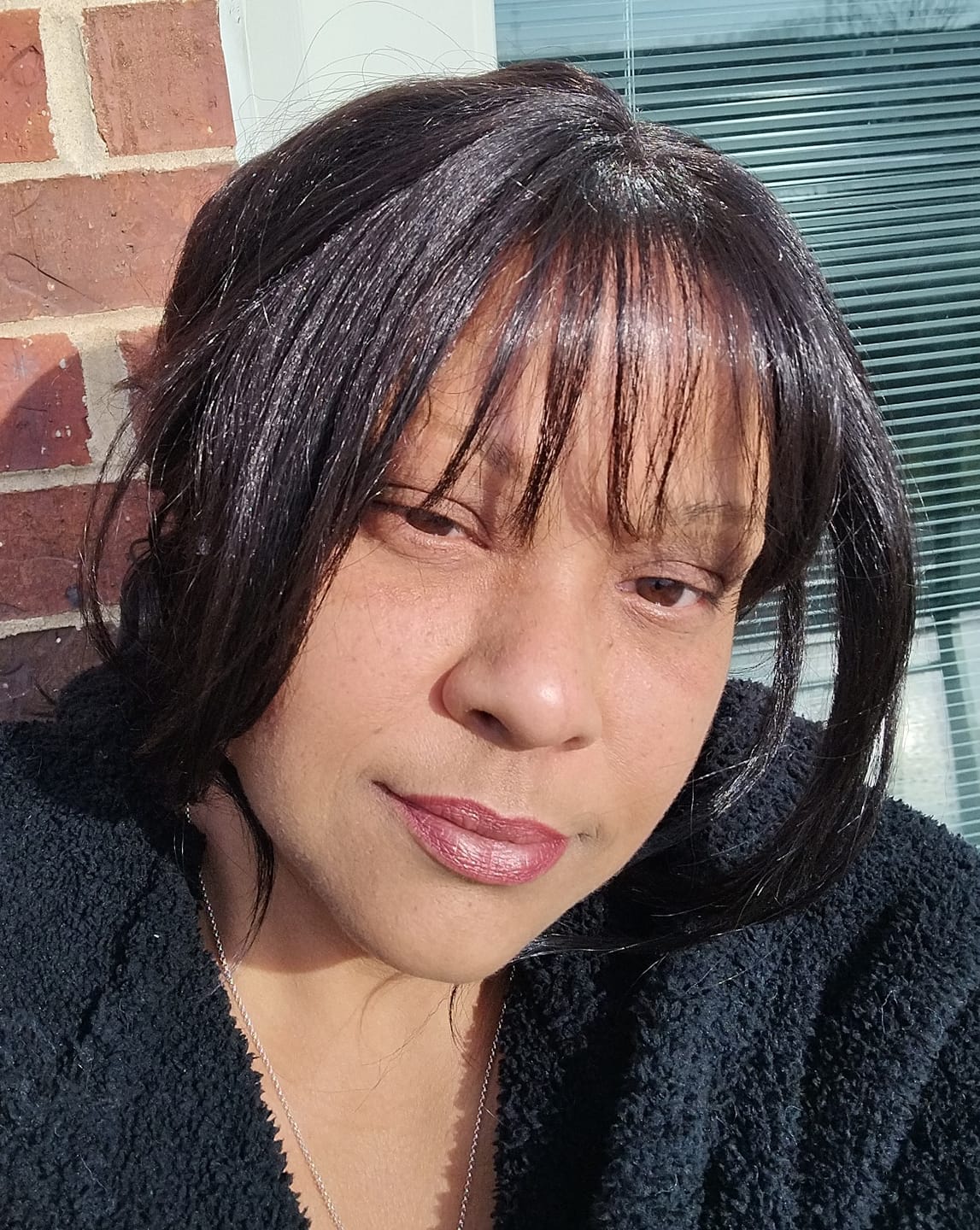 Customer photo review of Outre Melted Hairline Glueless HD Lace Front Wig - MANDISA - Pre-Styled Bangs