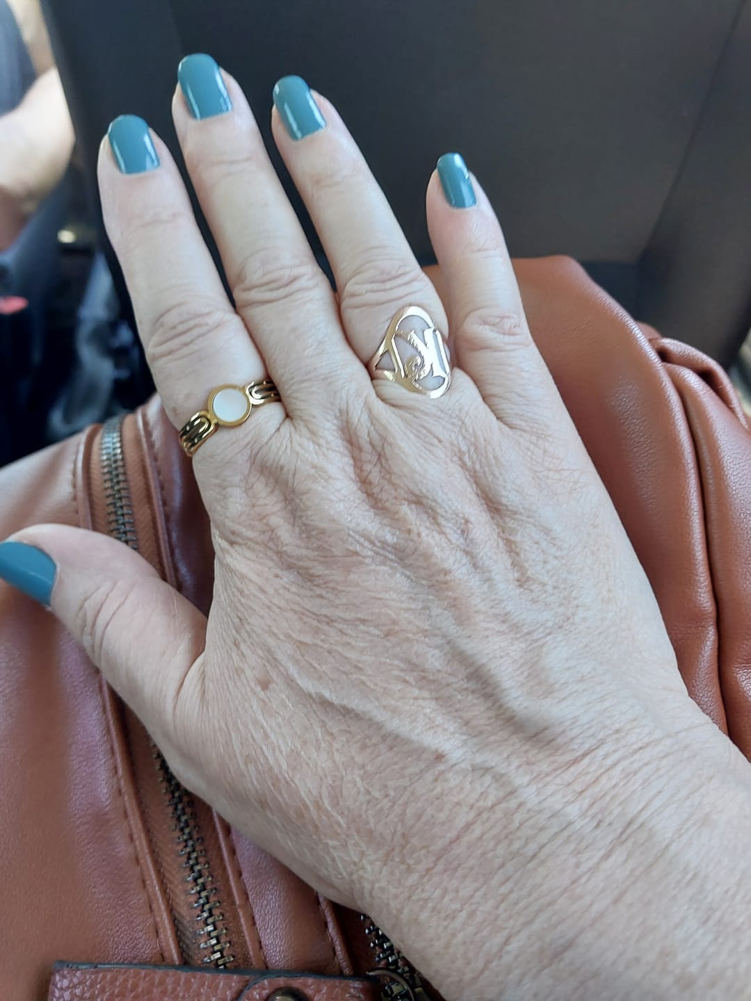 Customer photo review of Anel Athena Pedra Madrepérola Banhado em Ouro 18K