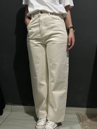 Stefani S. review of Calça Jeans Reta Araçá Bege image 1 out of 3