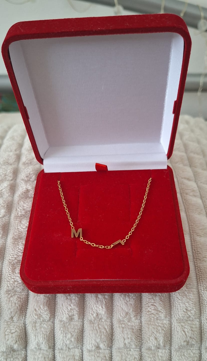 Customer photo review of Personalizovaný náhrdelník s otočenými iniciálami