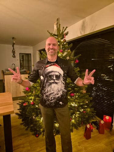 Customer photo review of Chemise à manches longues pour homme avec Père Noël cool pour les fêtes de Noël