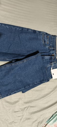 Letícia M. review of Calça Jeans Reta Araçá Azul Médio image 1 out of 2