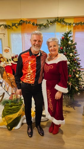 Customer photo review of Chemise à manches longues drôle pour homme avec un arbre de Noël