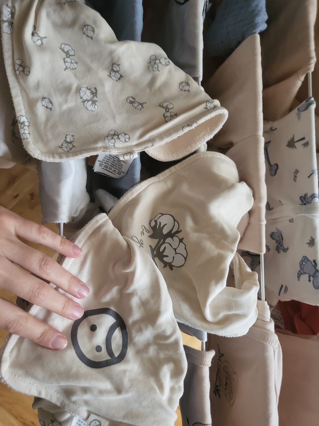 Customer photo review of Organik Pamuk 3'lü Sıvı Geçirmez Pamuk Desenli Bandana Önlük Seti