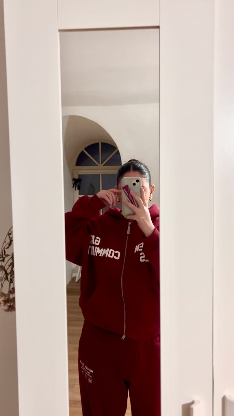 Kundenbewertung mit Foto zu den LABEL-Jogginghosen in Burgunderrot