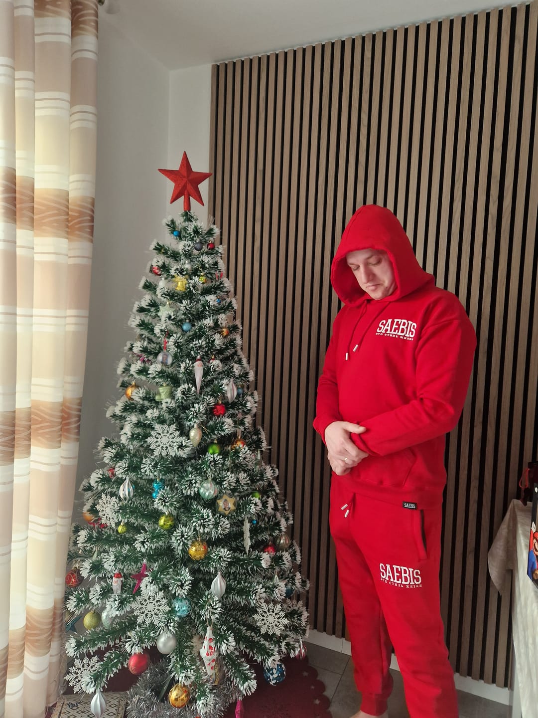 Customer photo review of Lifestyle Herren Hoodie rot mit Stickerei by SAEBIS®