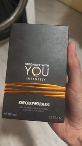 Reseña con foto de un cliente sobre Perfume Emporio Armani Stronger with You Intensely EDP