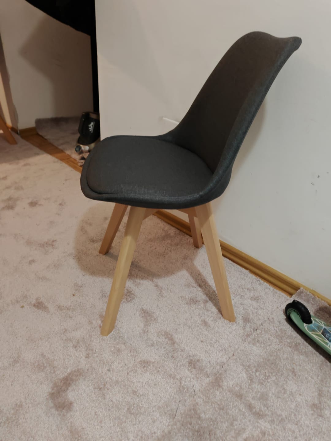 Customer photo review of Scaun tapitat K303, verde inchis/stejar, stofa/lemn, 48X54X83 CM