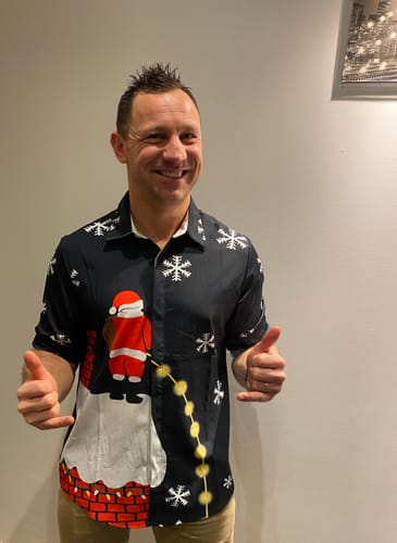 Customer photo review of Chemise à manches longues fantaisie noire boutonnée du Père Noël pour homme