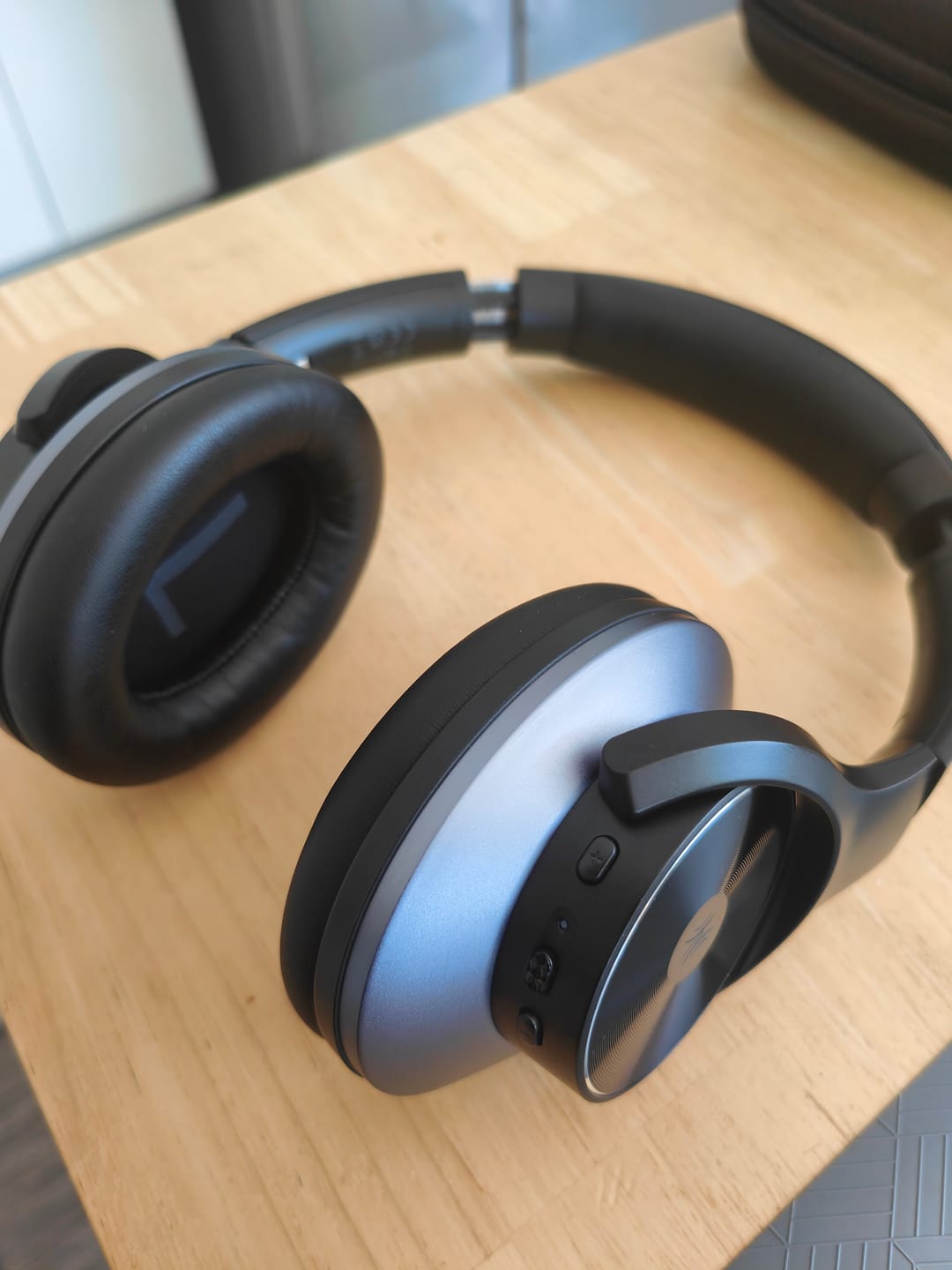 Customer photo review of Oneodio A Series - Bluetooth 5.0 Active Noise Cancelling Wireless Headphones - Built-in Microphone, Type C Charging & Carry Case