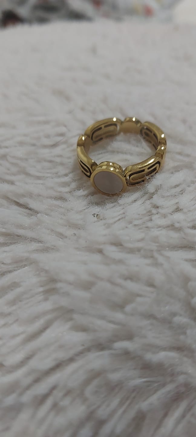 Customer photo review of Anel Athena Pedra Madrepérola Banhado em Ouro 18K