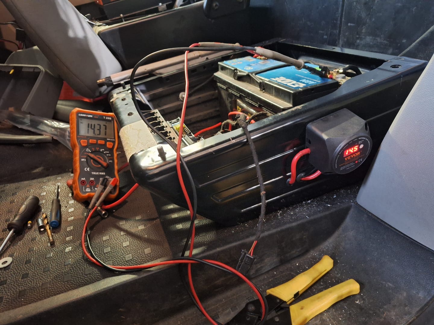 Customer photo review of Batteriehalterung VW T4 T5 T6 schwarz DIN Batterie