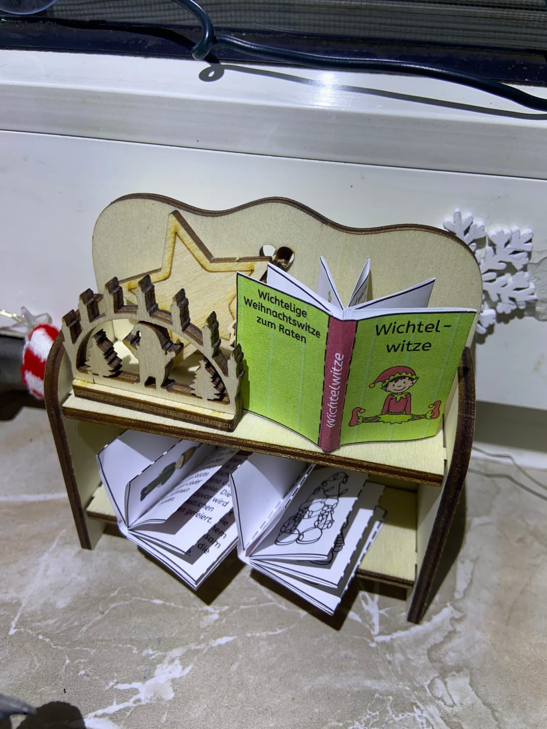Customer photo review of Wichtel Regal mit magischen Requisiten