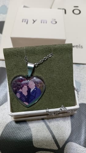 Customer photo review of Collana Foto Personalizzata Cuore In Acciaio