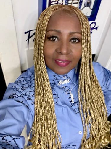 Customer photo review of Knotless Braid Wig, 13x4 Lace Frontal, Glueless, Ombre Color (Jalissa)