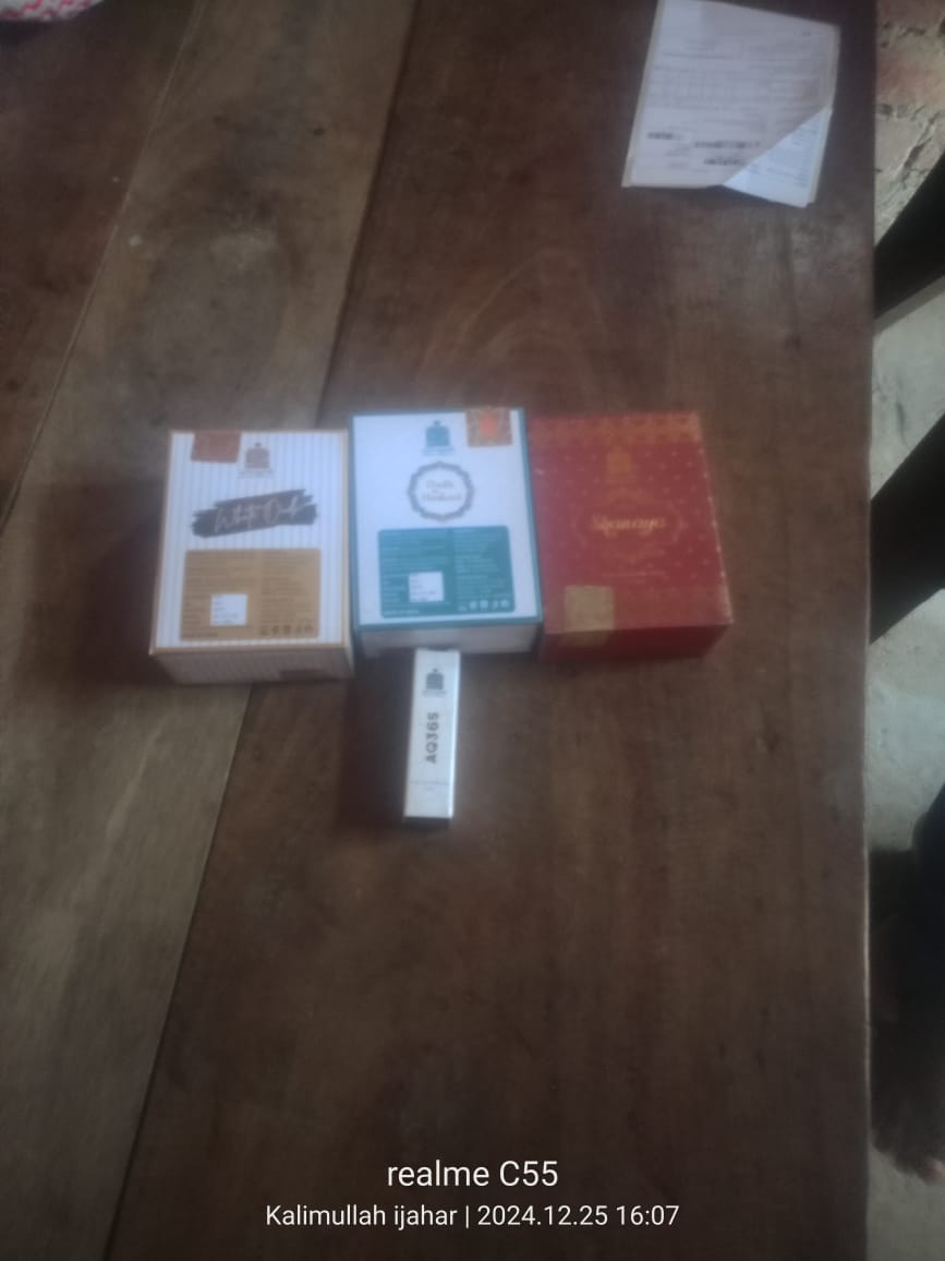Customer photo review of 3 Pcs Attar Set Shanaya, White Oudh And Oudh Al Hashmi 5.5 Ml Each