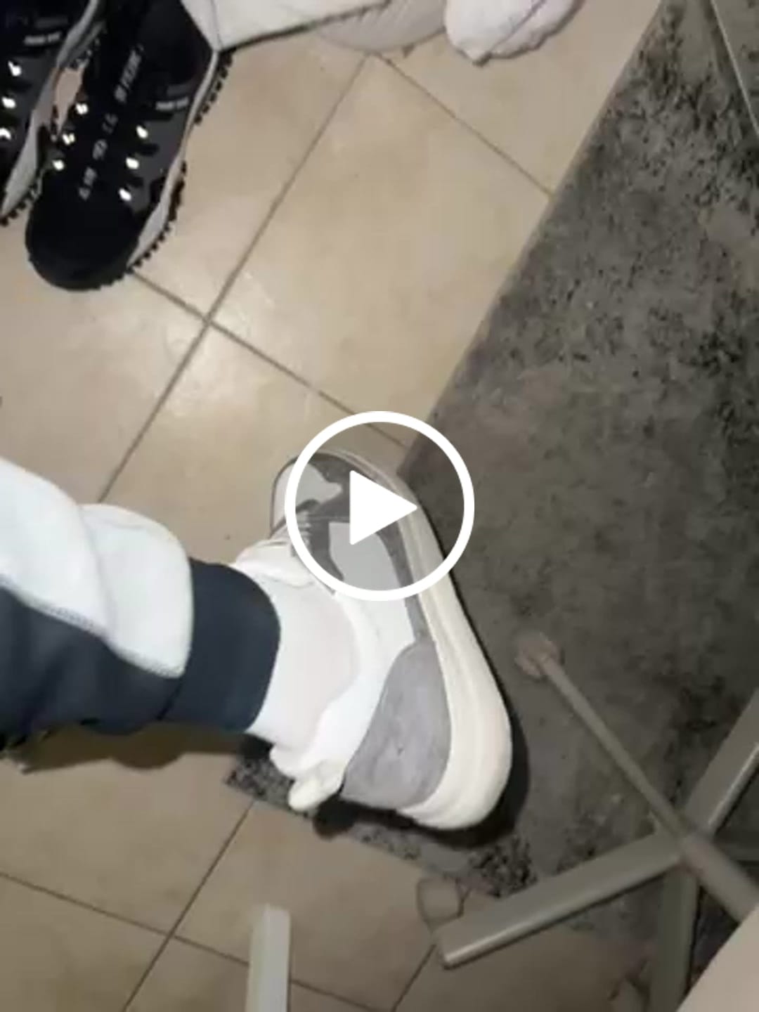 Customer video review of סניקרס Nebula