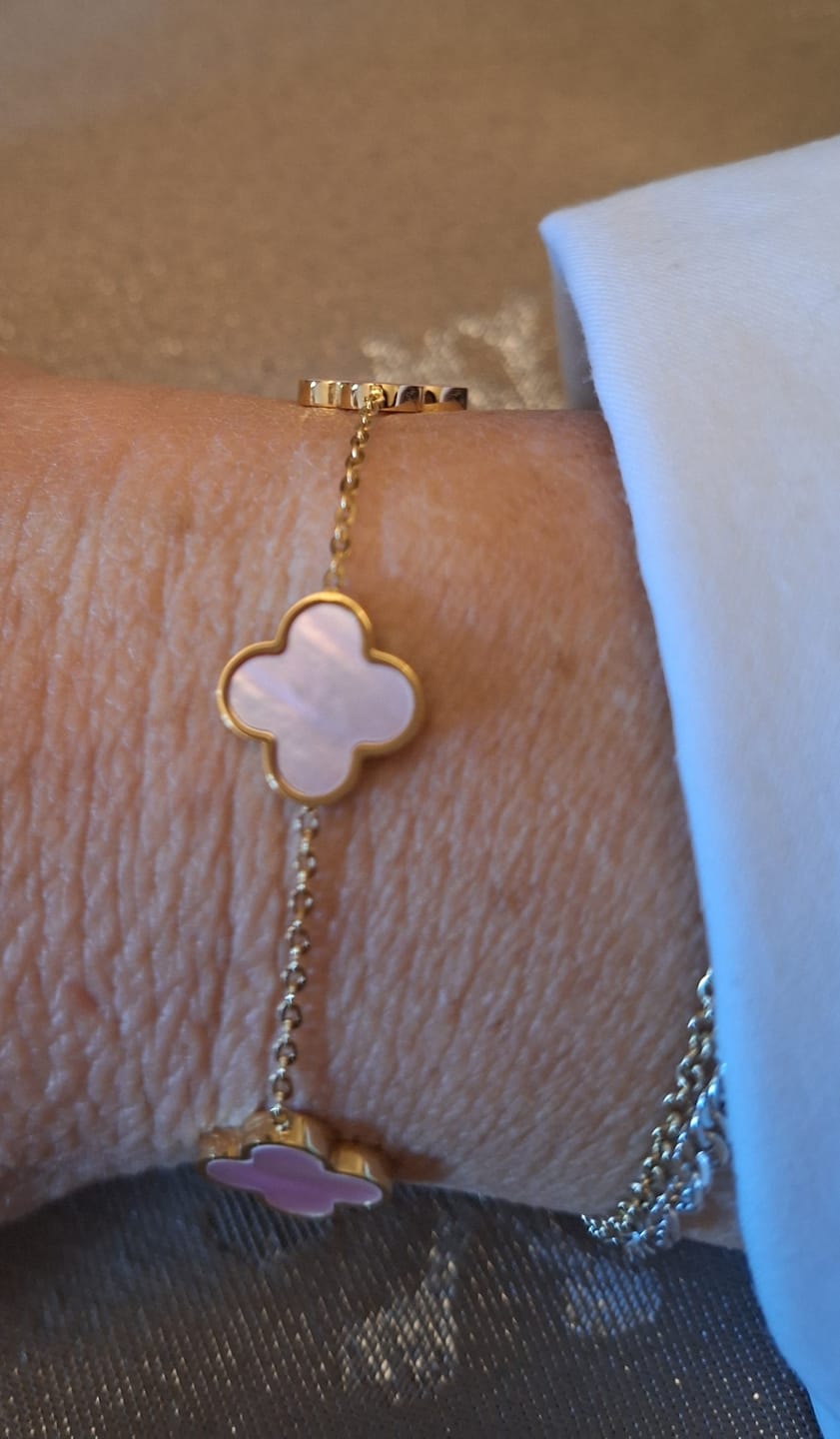 Customer photo review of Rosa Perlmutt Clover Armband | 18K vergoldet