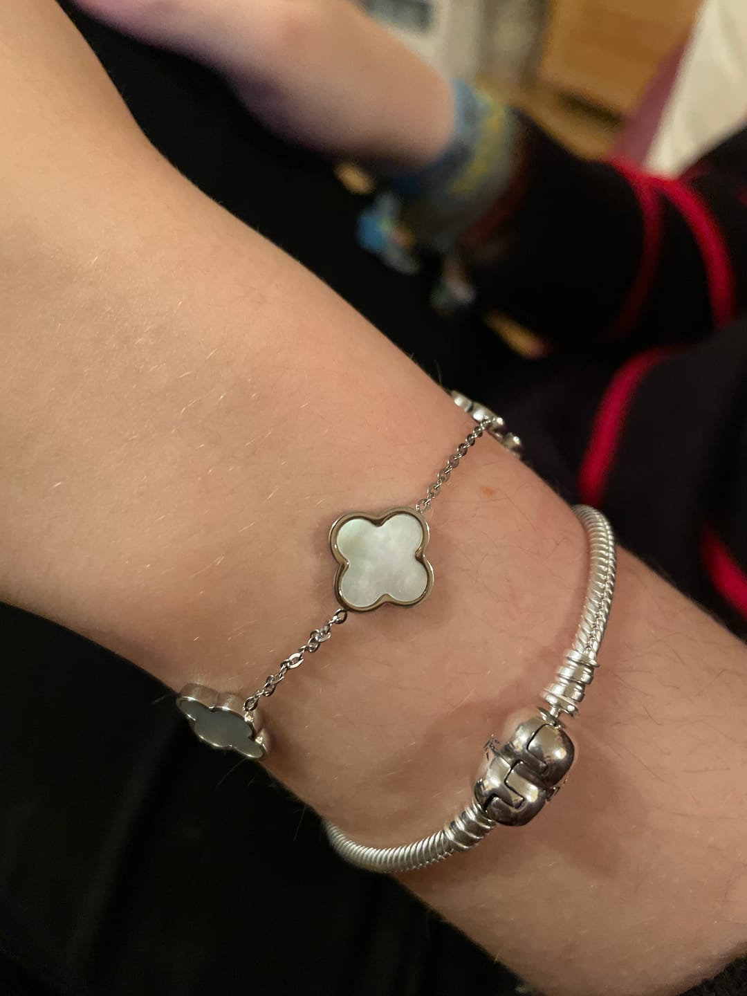 Customer photo review of Clover Perlmutt Armband | 18K vergoldet
