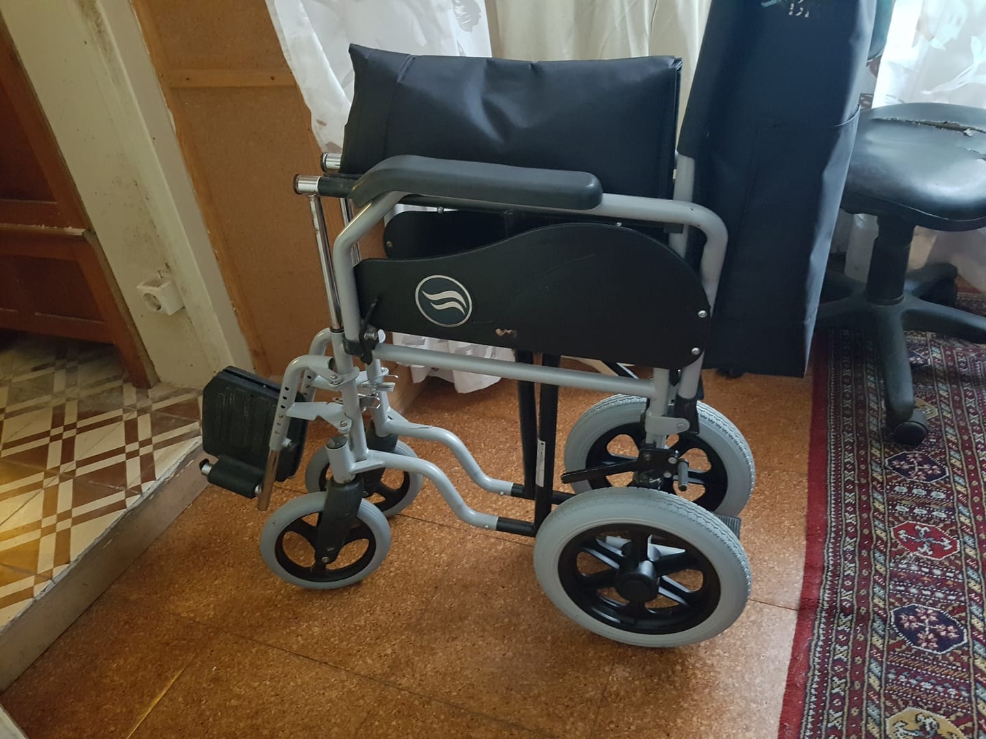 Customer photo review of Roda Traseira 12" x 2" Para Cadeira De Rodas YK9064-F
