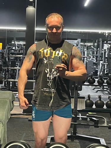Customer photo review of Wolves - Muscle Singlet - Acid Wash / Gold