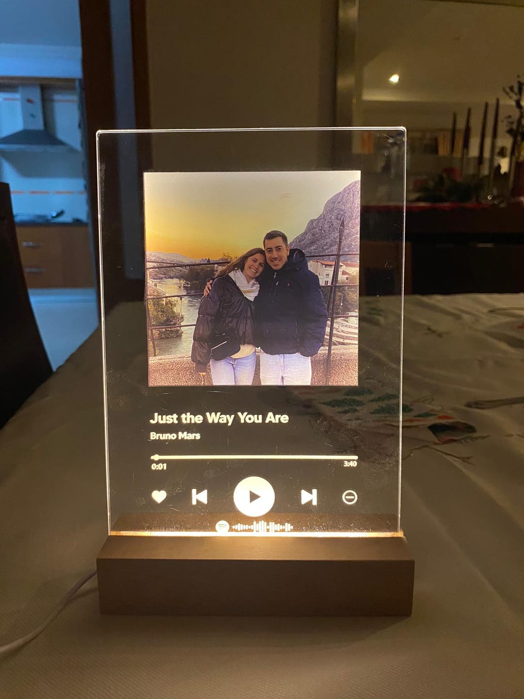 Customer photo review of Lâmpada Spotify Personalizável (Foto & Música)