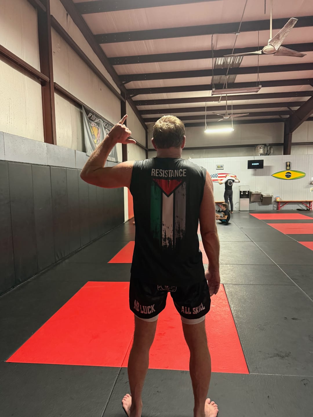 Customer photo review of SLEEVELESS RESISTANCE FLAG SHIRT - BLACK