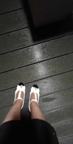 Avis photo d'un client sur Chaussures à talons hauts contrastées avec nœud rétro en perles et sangle en T