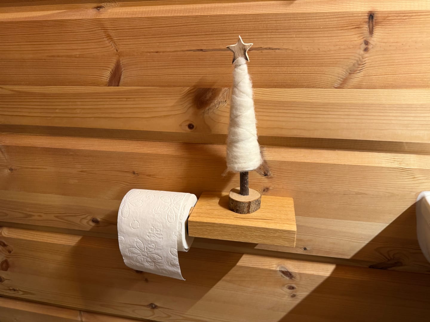 Customer photo review of Toilettenpapierhalter LEO aus Eiche