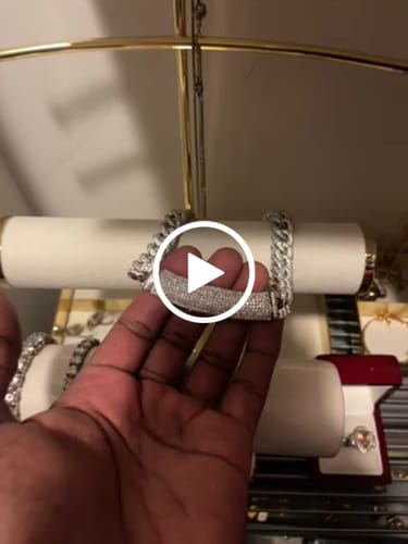 Customer video review of Kute Billie Necklace