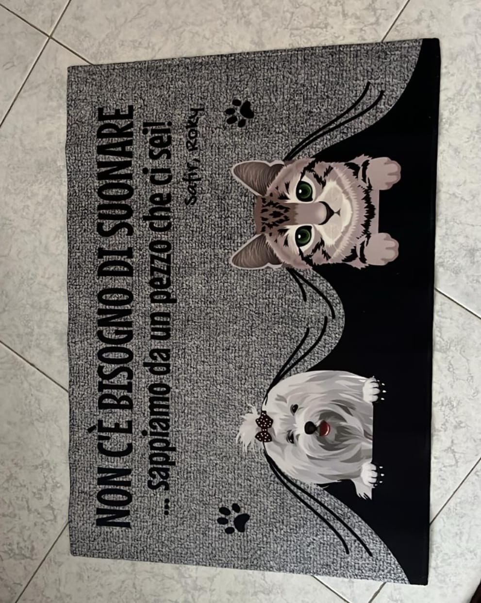Customer photo review of Non c'è bisogno di suonare - Zerbino personalizzato