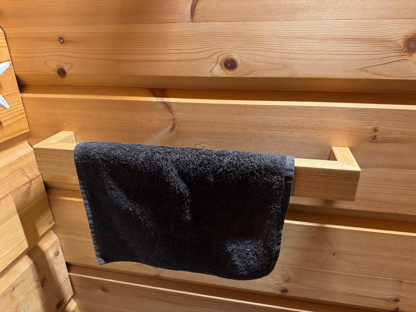 Customer photo review of Handtuchhalterung PLENAS aus Holz