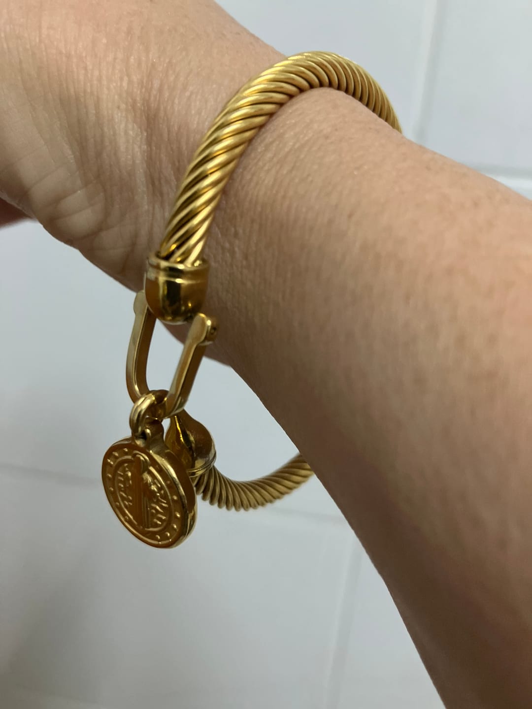 Customer photo review of Bracelete Pingente São Bento Banhado em Ouro 18K