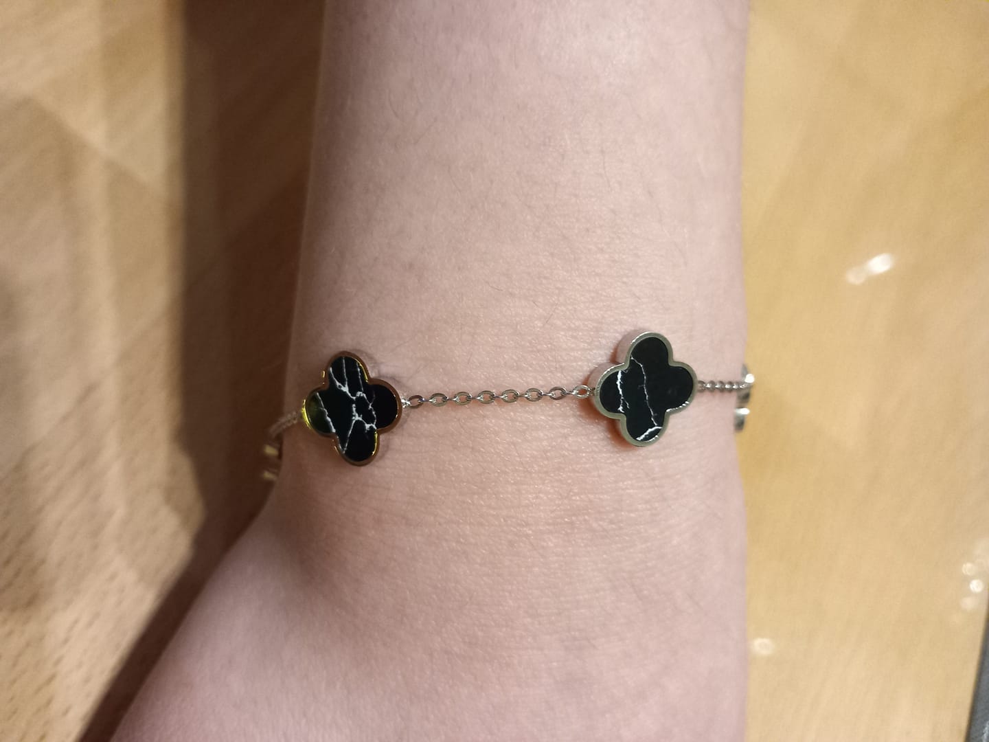 Customer photo review of Clover Marmor Armband | 18K vergoldet