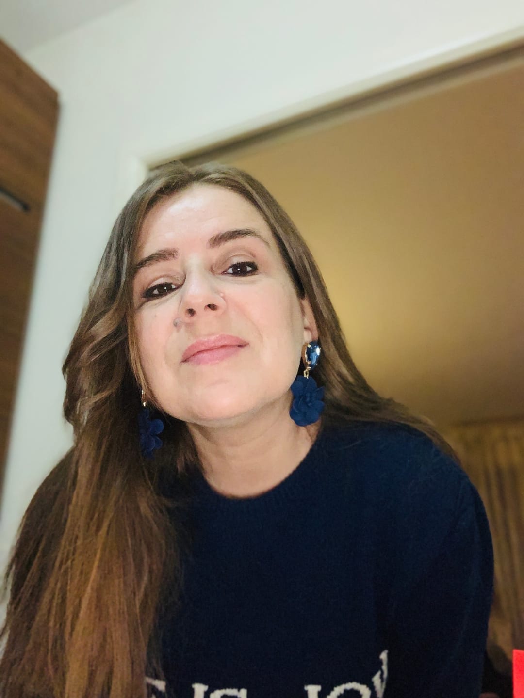 Customer photo review of Orecchini "Rose" Blu Seta pendenti con goccia Zaffiro
