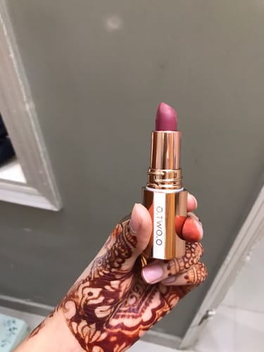 Customer photo review of O.TWO.O MISTY KISS LOCK COLOUR MATTE LIPSTICK