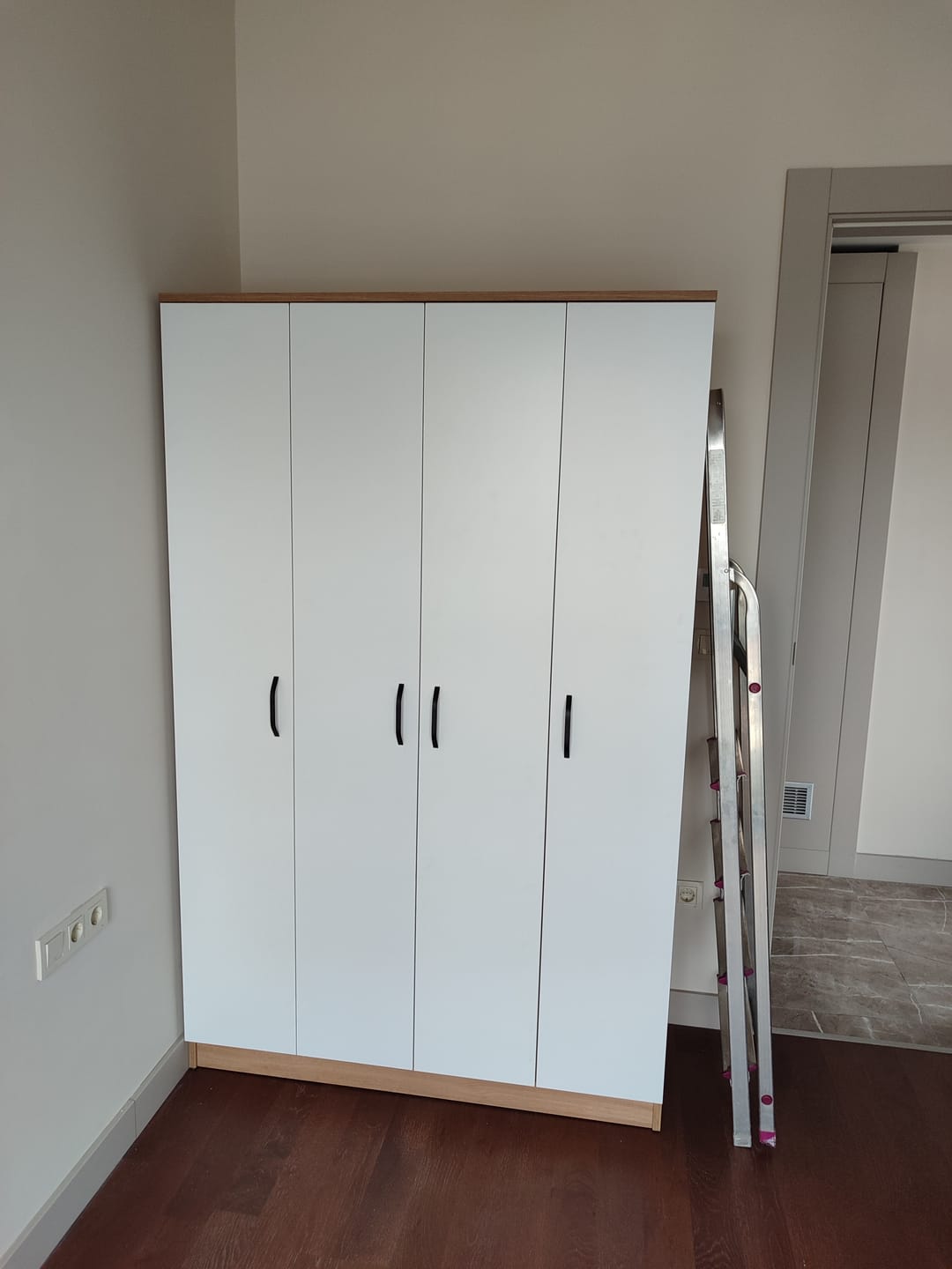 Customer photo review of Rani BA116 Geniş Gardırop Elbise Dolabı 4 Kapaklı 12 Raflı 2 Askılı Sepet Ceviz - Beyaz