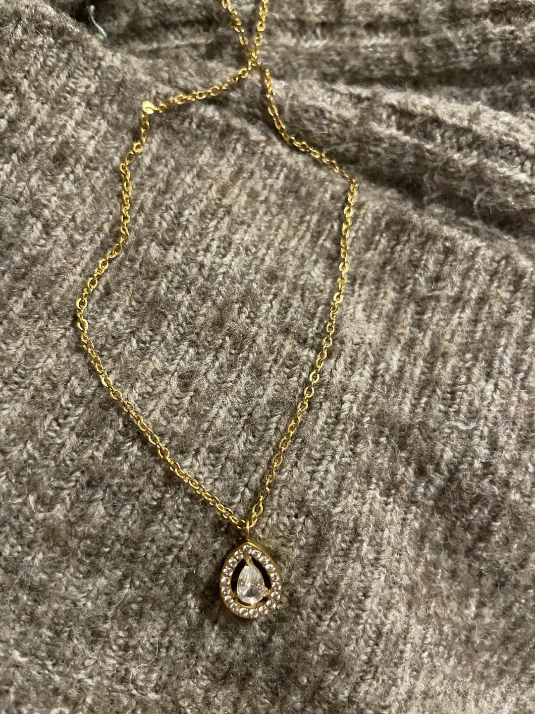 Customer photo review of Glamour Drop Halskette | 18K vergoldet