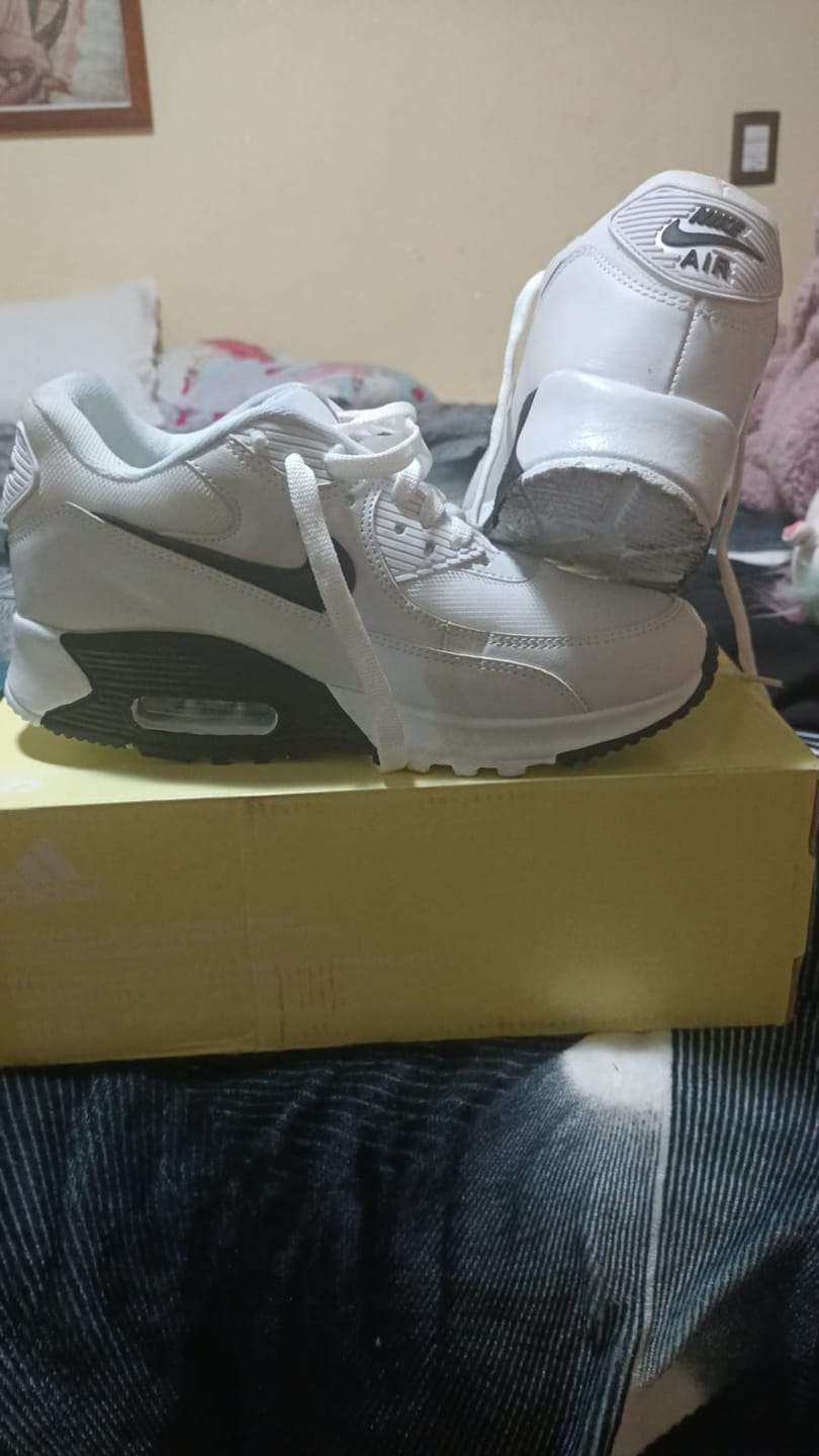 Customer photo review of Tenis Max 90 Blanco Negro