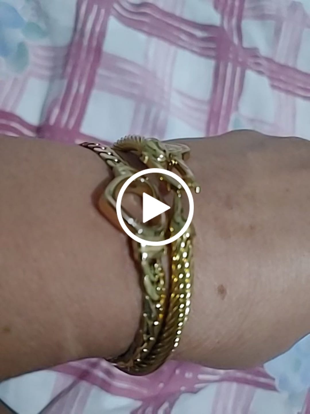 Customer video review of Bracelete Pingente São Bento Banhado em Ouro 18K