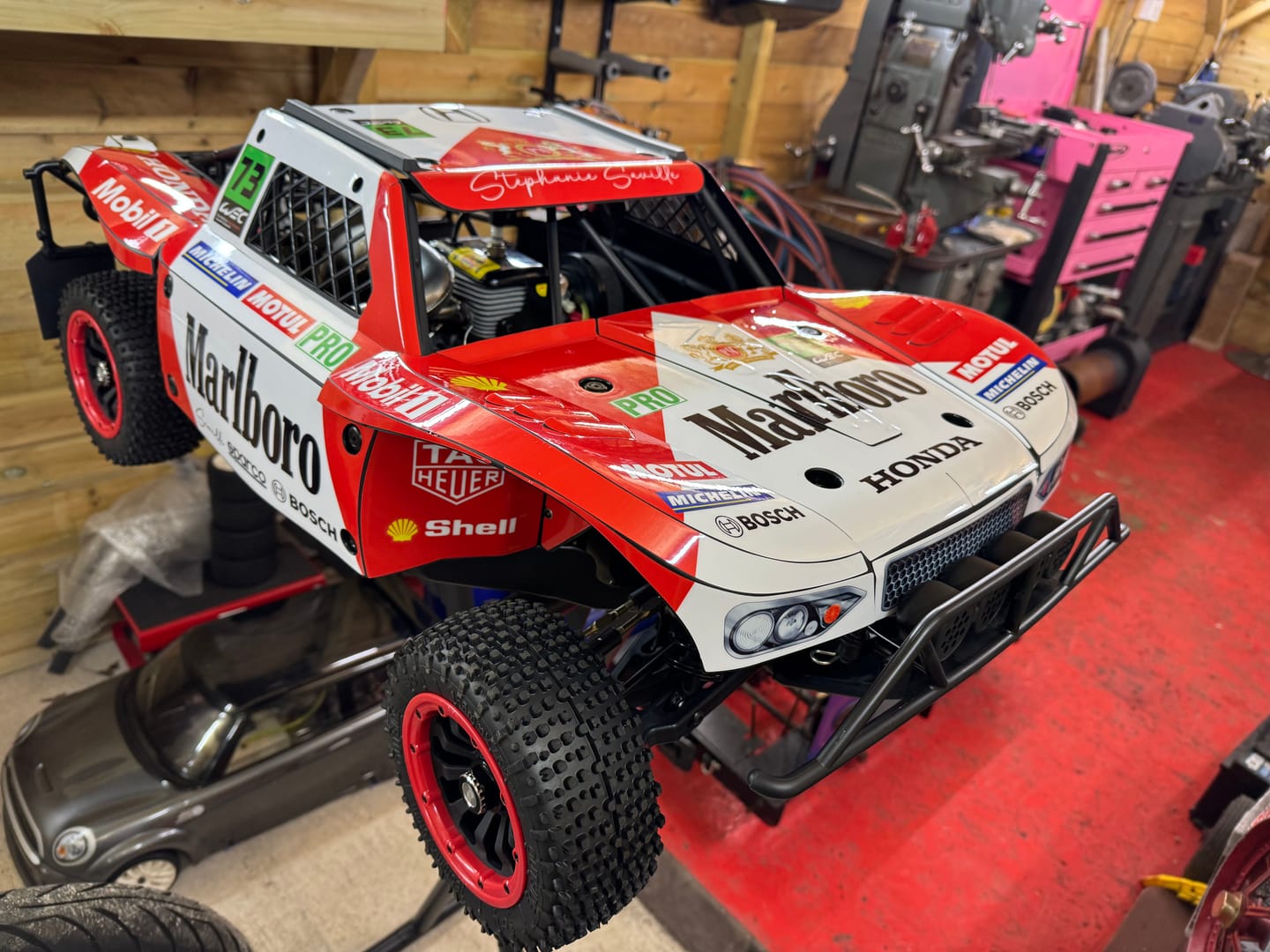 Customer photo review of 30DEGREE NORTH 5T / LOSI 5T 2.0 - "RACE CAR RED/WHITE" BODY WRAP