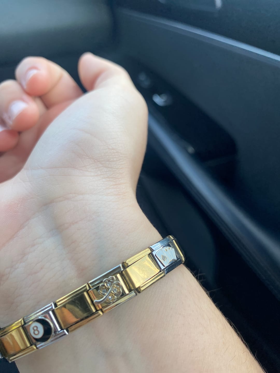 Customer photo review of Charm Trebol Dorado Zirconia